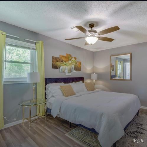 Athens (GA) Athens home with Deck Near Sanford Stadium 4-Star Single Room suite