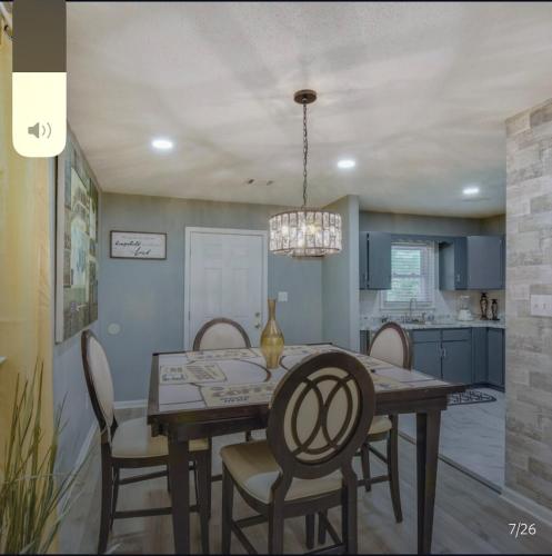 Athens (GA) Athens home with Deck Near Sanford Stadium 4-Star Single Room view