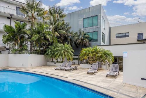 Modern Viaduct Apartment w pool gym Skytower views - image 3