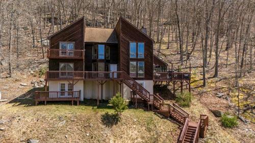 Beautiful Modern Lodge! Indoor Hot Tub - Game Room in บุชคิล (พีเอ)