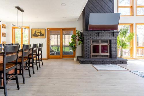 Beautiful Modern Lodge! Indoor Hot Tub - Game Room in บุชคิล (พีเอ)