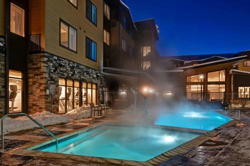 泳池, Residence Inn by Marriott Steamboat Springs in 斯廷博特斯普林斯市中心