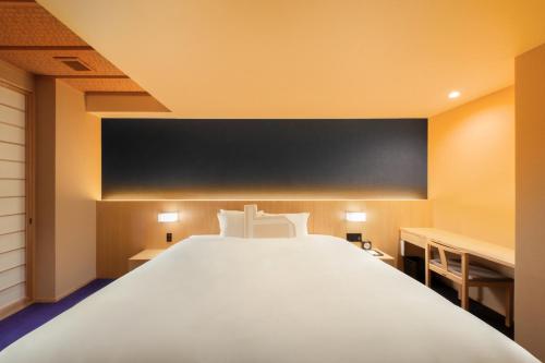 Superior King Room image 6