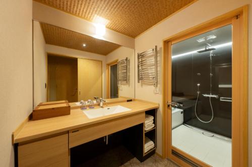 Superior King Room image 3