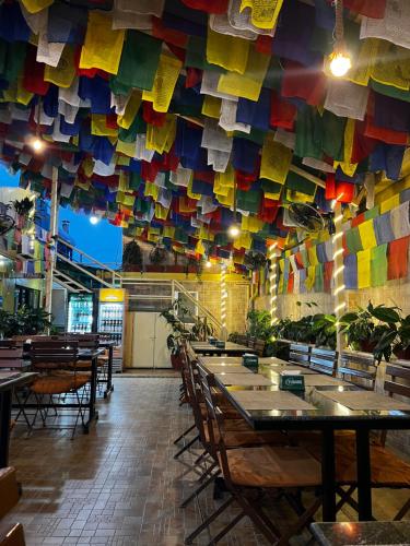 مطعم, Boudha Stupa View Guest House & Rooftop Restaurant in باودا جورباتي