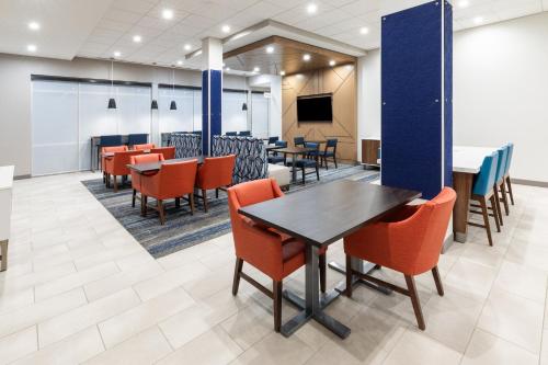 홀리데이 인 익스프레스 & 스위트 세나토비아 I 55 바이 IHG - 식음료(F&B)