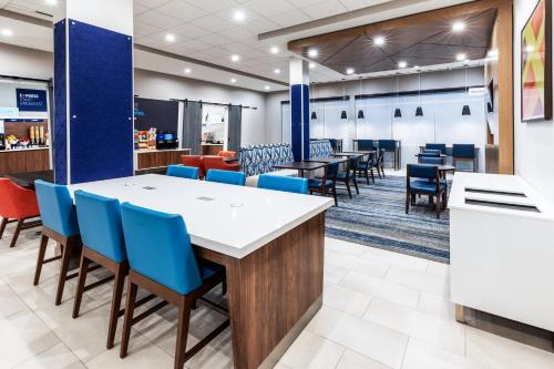 홀리데이 인 익스프레스 & 스위트 세나토비아 I 55 바이 IHG - 식음료(F&B)