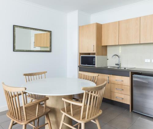 One-Bedroom Apartment with Garden View image 2