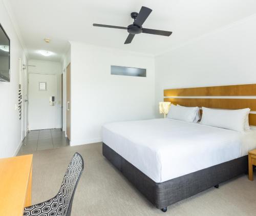 King Room with Pool View image 2