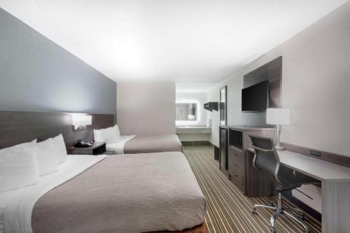 Super 8 by Wyndham Memphis/Dwtn/Graceland Area - image 2