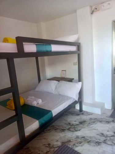 2 bunk beds