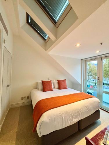 Ben Lomond 2 -Top-floor lakeshore apartment - image 14