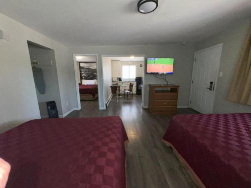 3 queen beds