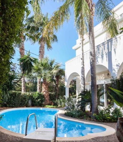 Stunning villa with private pool in Alimos Athens, Ateny
