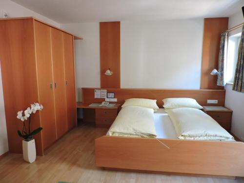 1 king bed, 2 sofa beds