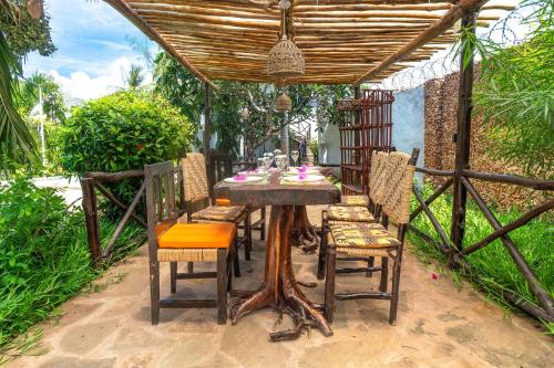 Garden, Black Pearl - Luxury Villa with private pool - near beach in Mombasa
