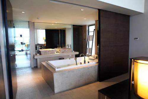 room detail thumbnail 2