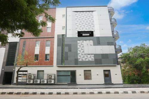 Townhouse Rohini Sector 18 Formerly Relic Stay