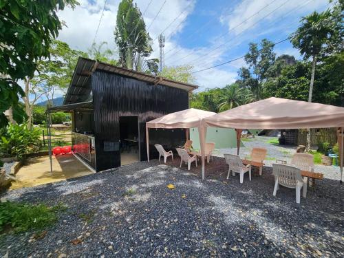 Buitenkant, Nahm Khao Sok Hostel and Camping in Khao Sok (Suratthani)