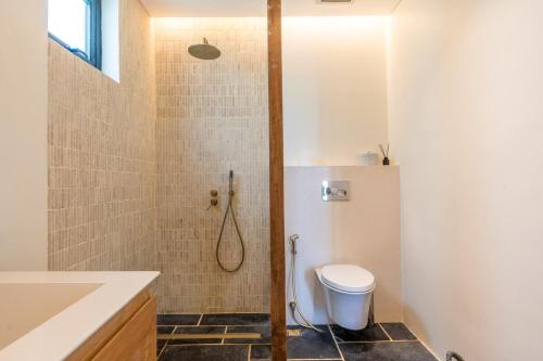 4BR Villa in Canggu with Temple and River Views, Чангу (фото 5)