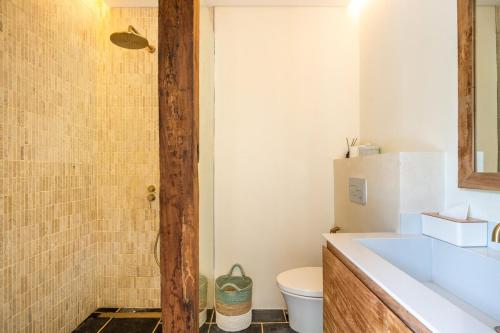 4BR Villa in Canggu with Temple and River Views, Чангу (фото 7)
