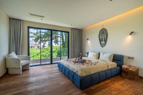 4BR Villa in Canggu with Temple and River Views, Чангу (фото 3)