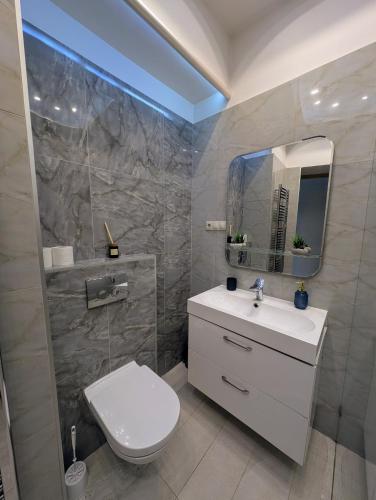 Heart Of Downtown Budapest Luxury Condo, Private Spa, Home Cinema, Patio, Budapest (foto 10)