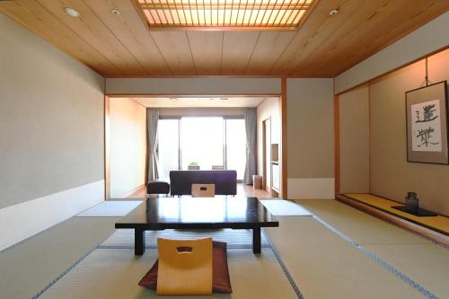 Shimoda Yamatokan - Tap to explore photos