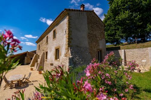 Le Moulin du Riousset, 8-10 personnes, maison de famille au calme in La Baume-Cornillane