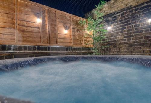 London Putney High St - hot tub, rooftop & cinema, Londyn