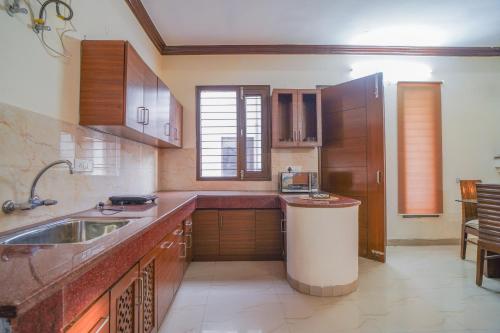 keuken, Casa Belvedere Luxury Villas in Dagshai