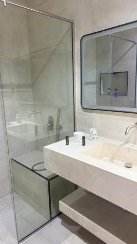 Shower, Lamontana villa in Sinadil