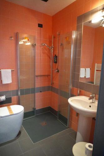 Standard Double Room image 3