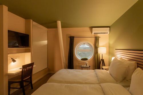 Standard Double or Twin Room image 2