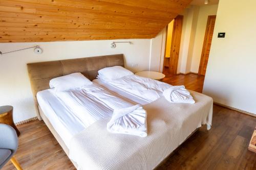 3 twin beds