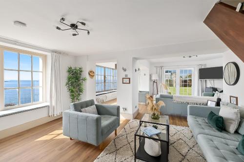 NEW 2024 Modern Luxury Holiday Home on the Beach in Devon - Free Parking, Pets Welcome, Sleeps 10