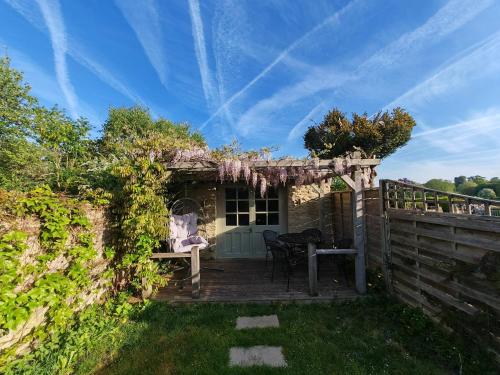 Wishbone Cottage In The Cotswolds in Fairford