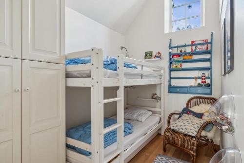Beachside Cottage With Sea View And Cozy Outdoor Shelter - image 2