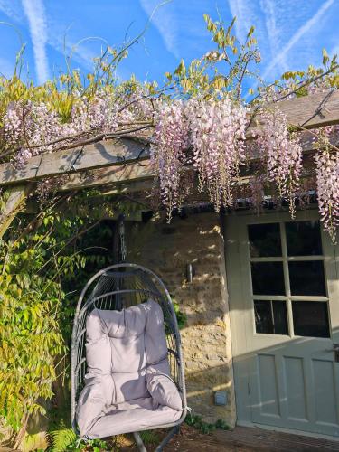 Wishbone Cottage In The Cotswolds in Fairford