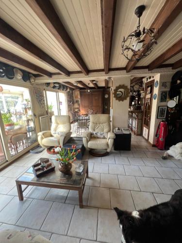 Фасада на хотела, La Maison Du Bonheur in Saintry-sur-Seine