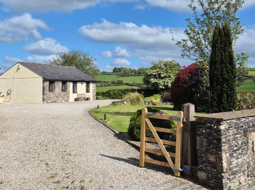 Lovely Little Garden Cottage, Tamar Valley, Cornwall in Stoke Climsland