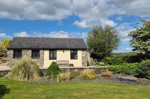 Lovely Little Garden Cottage, Tamar Valley, Cornwall in Stoke Climsland