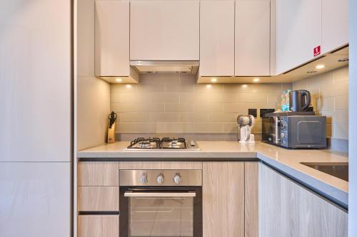 STAY BY LATINEM Luxury 1BR Holiday Home W706 Near Burj Khalifa, Dubai (photo 7)