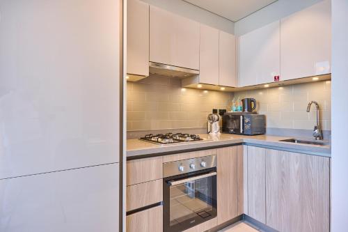 STAY BY LATINEM Luxury 1BR Holiday Home W706 Near Burj Khalifa, Dubai (photo 6)