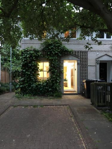 Lovely Townhouse with Garden and Parking in Camden Central London, Londýn
