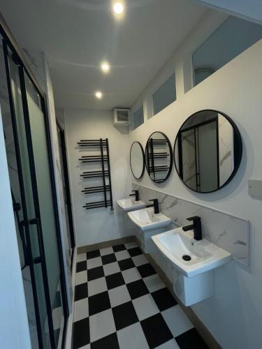 Squarezzz - Group Accommodation, Edinburgh (photo 3)