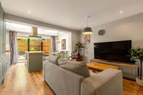 Stylish 3BR Home by Clapham Common with Parking