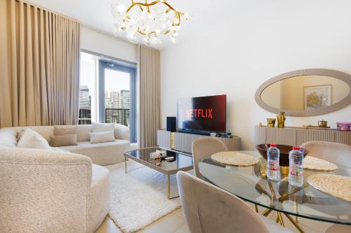 Stunning 1BR with Breathtaking Views Dubai Marina, Дубай