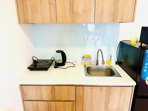Kitchen, The Luxe & Colony KLCC By Comfort Dwellings in Chowkit / Putra WTC