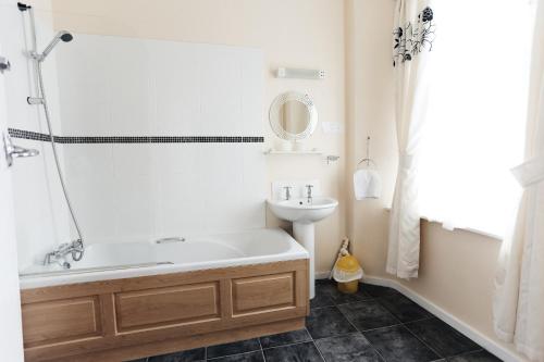 Nethway Hotel - image 3